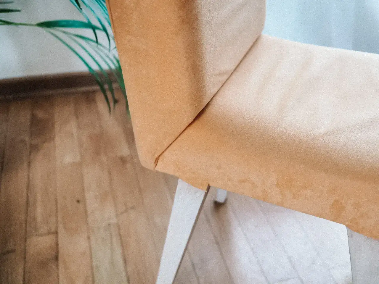 Jak odnowić krzesła plastikowe? Tchnij w nie nowe życie!