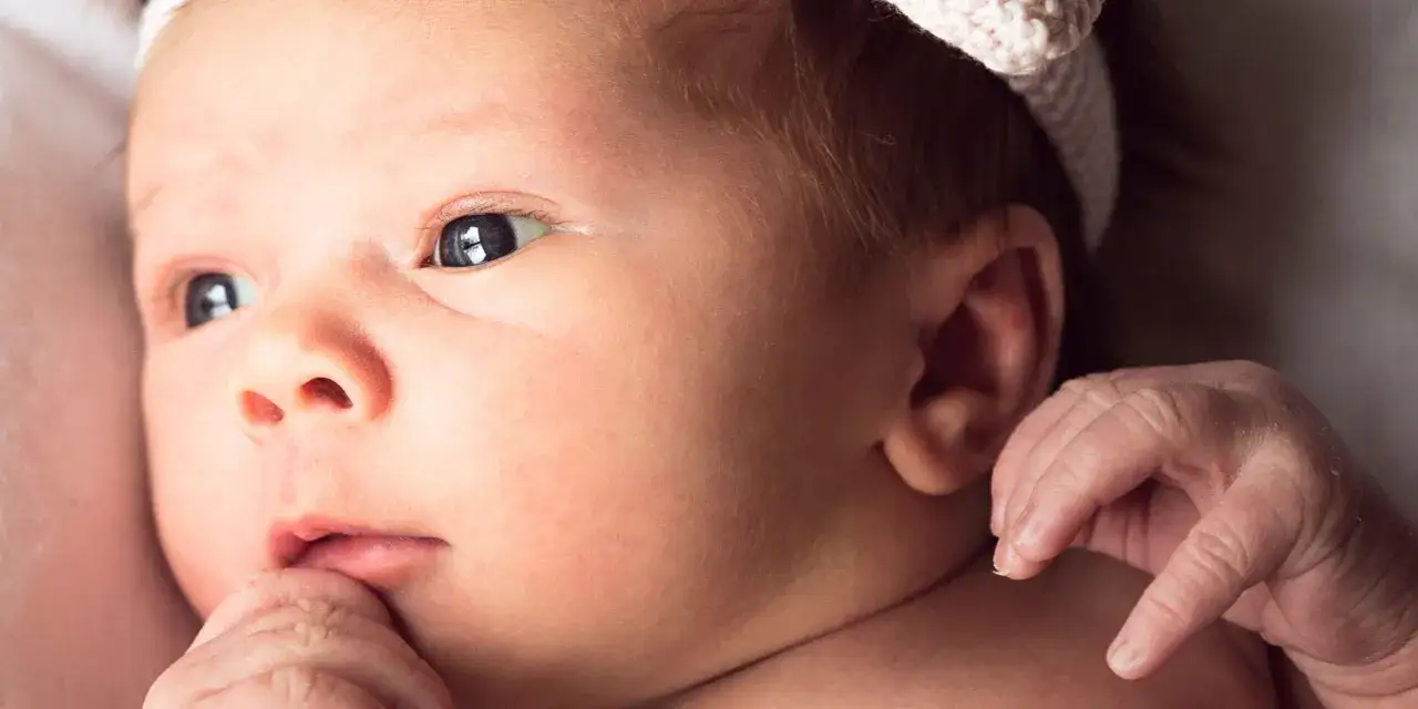 Noworodek boli brzuszek? Sprawdzone sposoby i objawy alarmowe