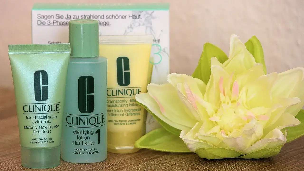 Mgiełka rozświetlająca: Jak wybrać i stosować dla idealnego blasku?