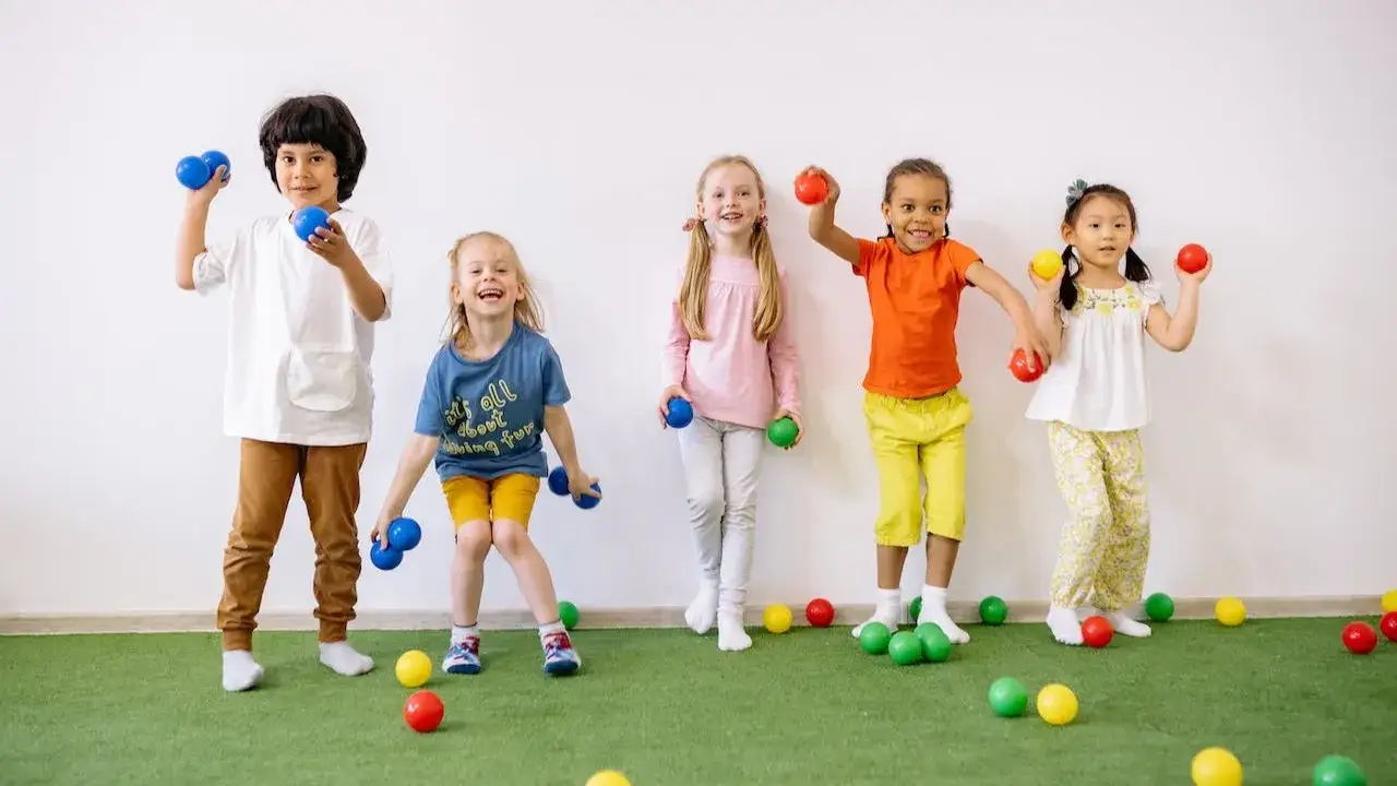 Zajęcia dzieci z Bullerbyn: Rozwijaj umiejętności społeczne i emocjonalne