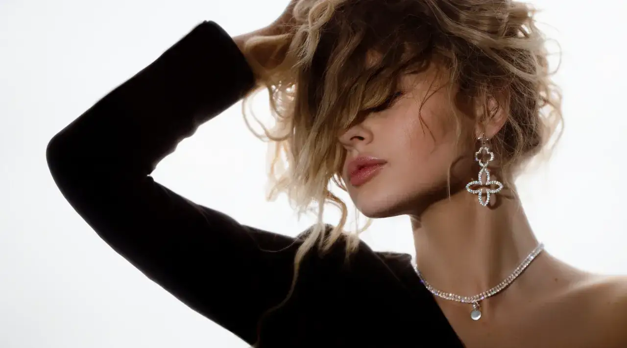 Jak wybrać idealny naszyjnik do czarnej sukienki, aby zachwycić?