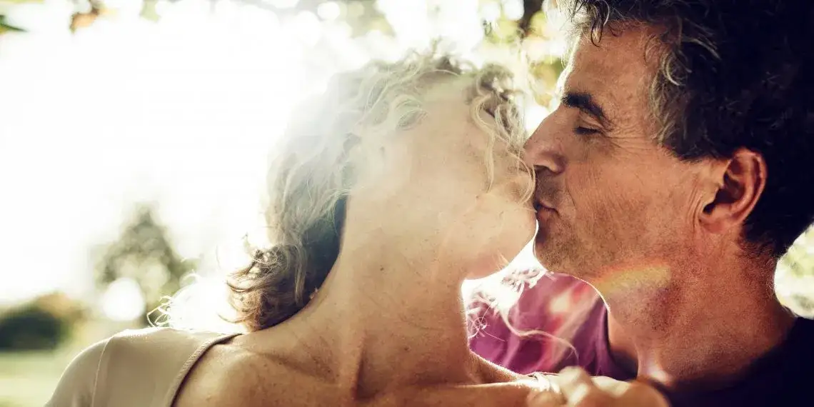 Jak dogodzić kobiecie po 50-tce? Praktyczne porady dla partnera