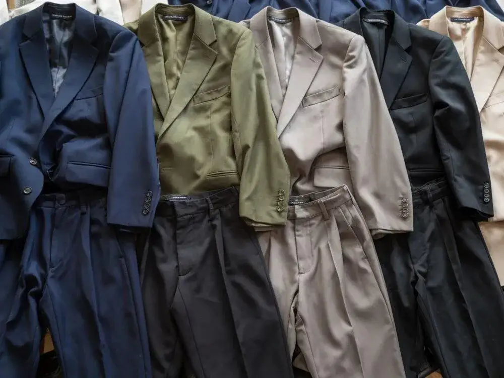 Idealna marynarka do czarnych spodni na wesele – unikaj modowych wpadek