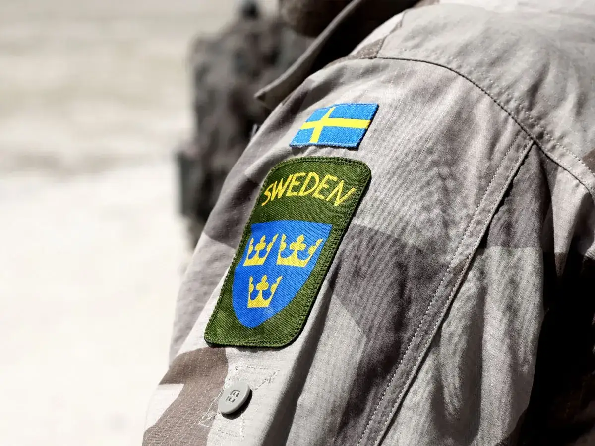 Naszywka z flagą Szwecji i herbem na mundurze wojskowym.