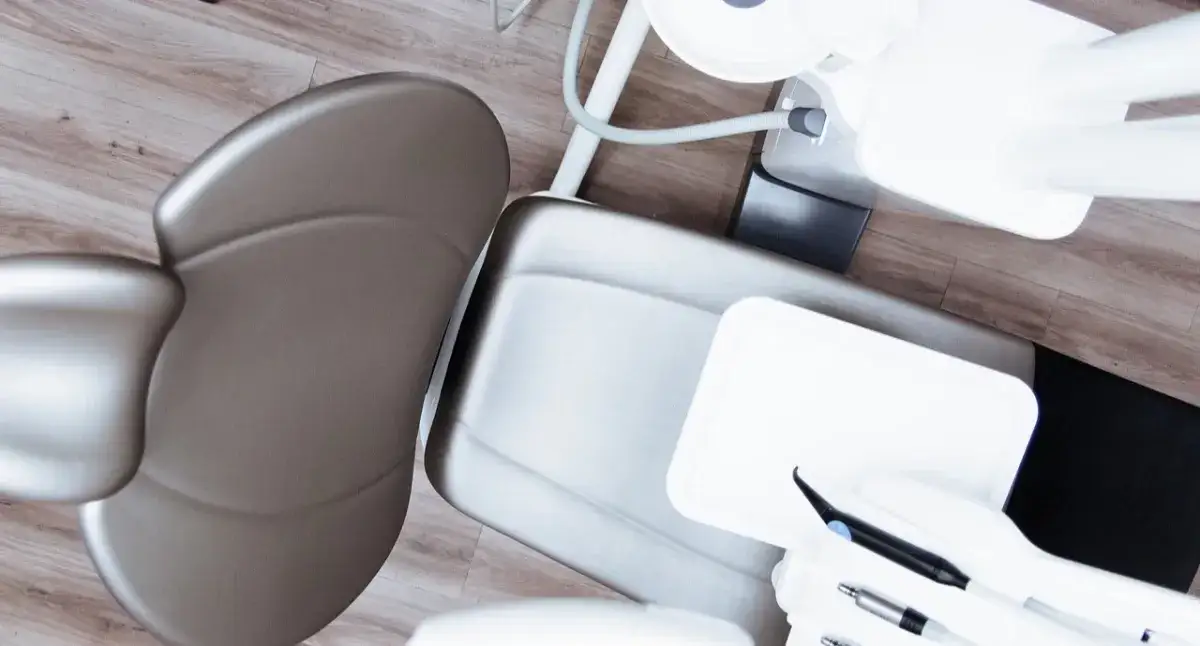 Co można zrobić u dentysty na nfz? Sprawdź darmowe zabiegi i usługi