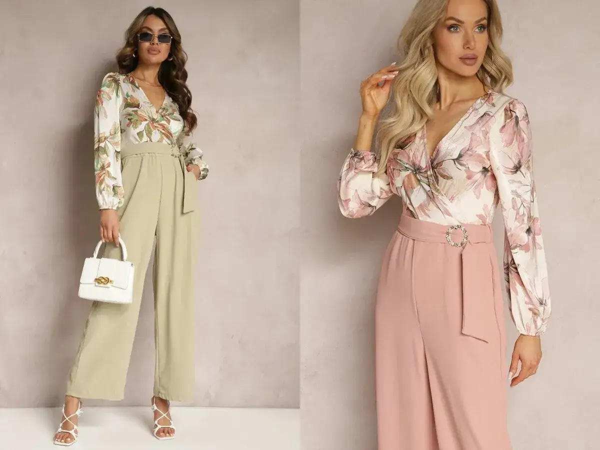Dwie kobiety w eleganckich kombinezonach z kwiatowym wzorem i szerokimi nogawkami.