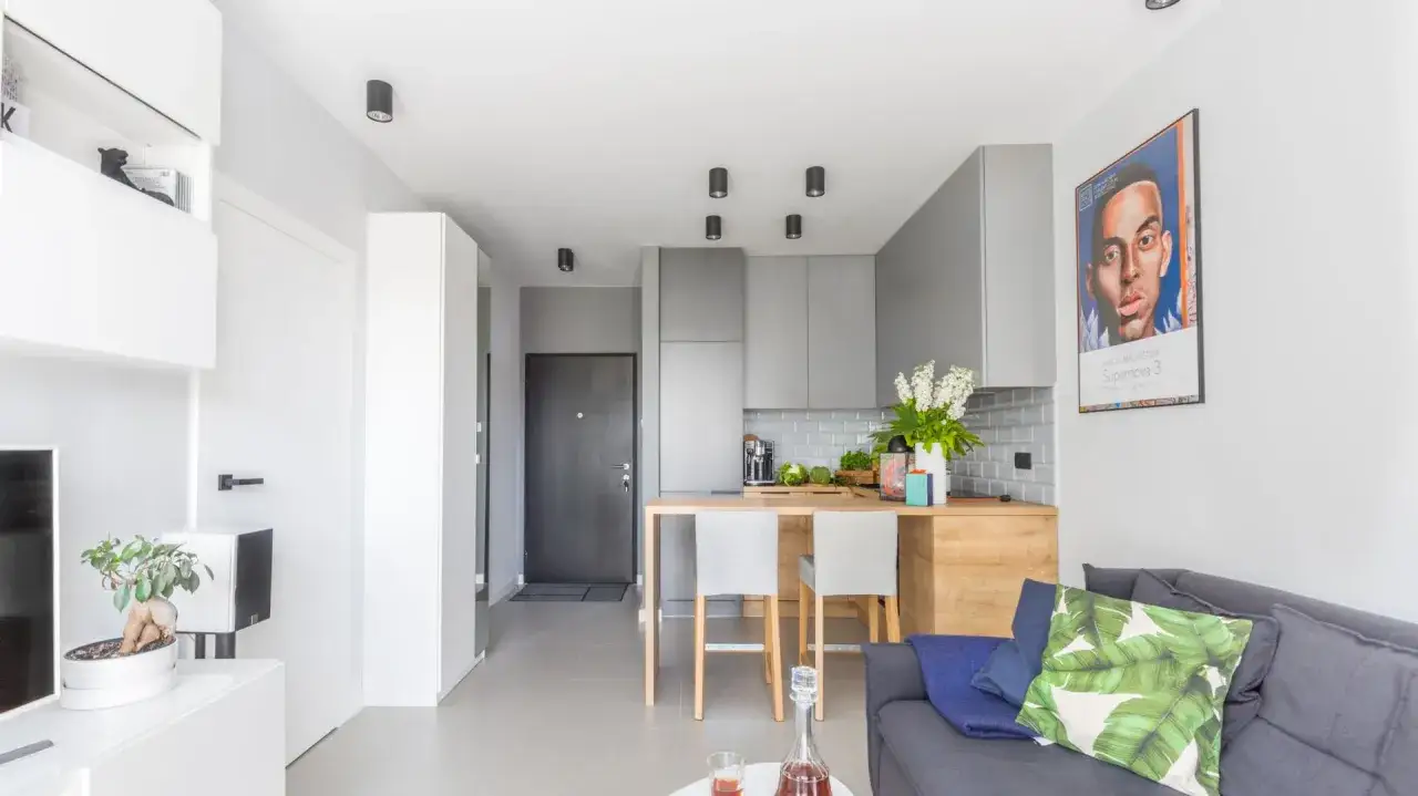 Jak urządzić mały salon z aneksem, aby zyskać więcej przestrzeni i stylu