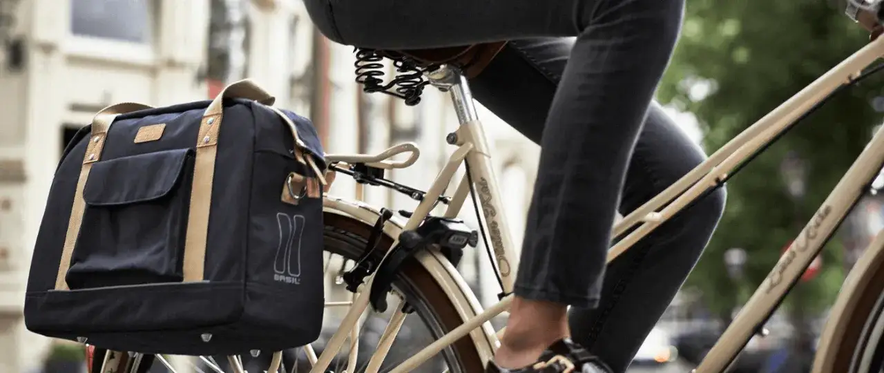 Jak przewozić plecak na rowerze, aby uniknąć problemów i bólu pleców