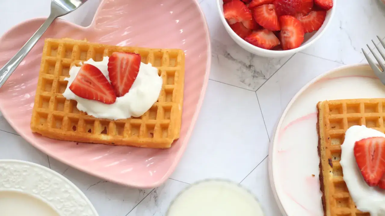 Idealne co na deser zamiast ciasta: gofry z bitą śmietaną i świeżymi truskawkami.