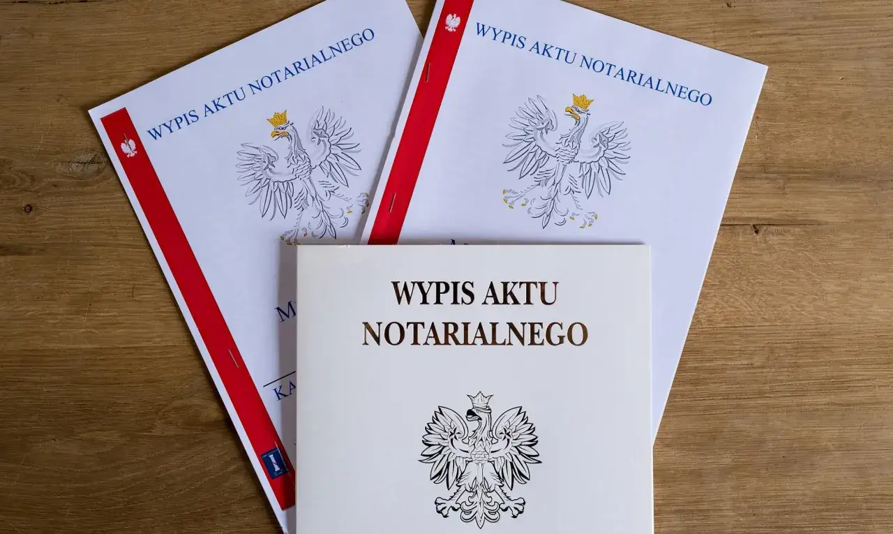 Wypis aktu notarialnego. Zastanawiasz się, ile kosztuje wypis aktu notarialnego? Dokumenty z godłem Polski.