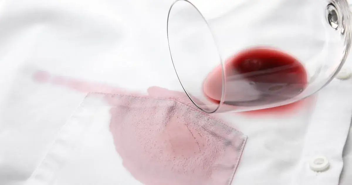 Jak skutecznie usunąć plamę z czerwonego wina z białej bluzki