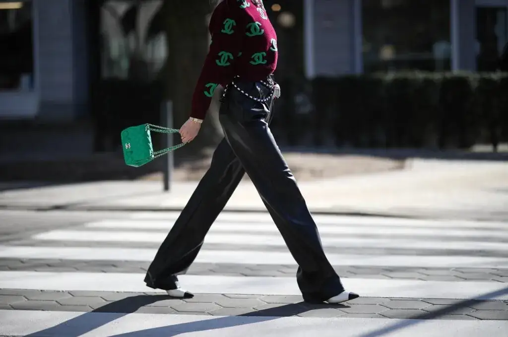 Jaką bluzkę do czarnych spodenek wybrać, aby wyglądać świetnie?