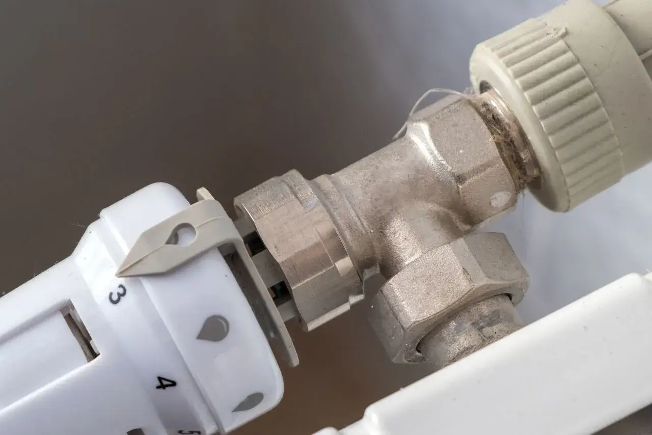 Ile kosztuje wymiana zaworu w grzejniku? Sprawdź, by zaoszczędzić