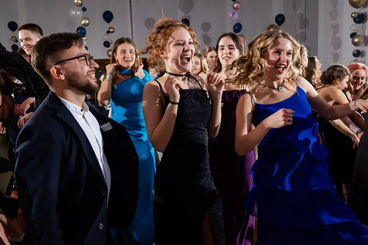 Koszt fotografa na studniówkę: Od 40 zł/os. Co w cenie i jak wybrać?