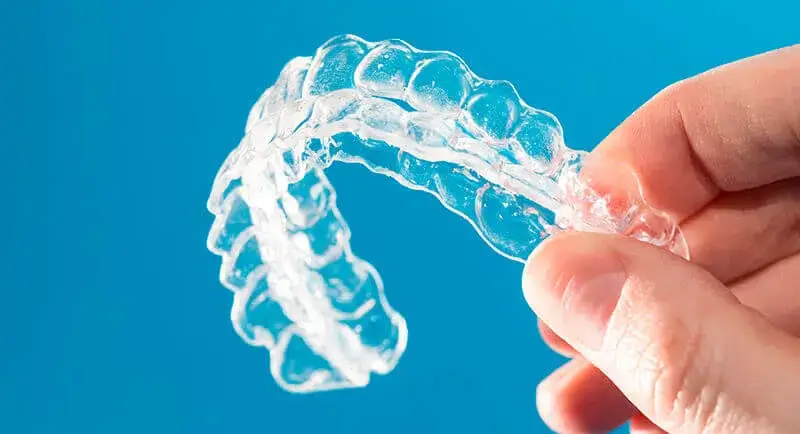 Przezroczysty aparat: Koszt w Polsce (7-22 tys. zł). Czy warto?