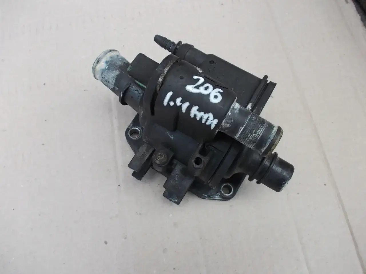 Obudowa termostatu Peugeot 206: Wymiana krok po kroku. Uniknij błędów!