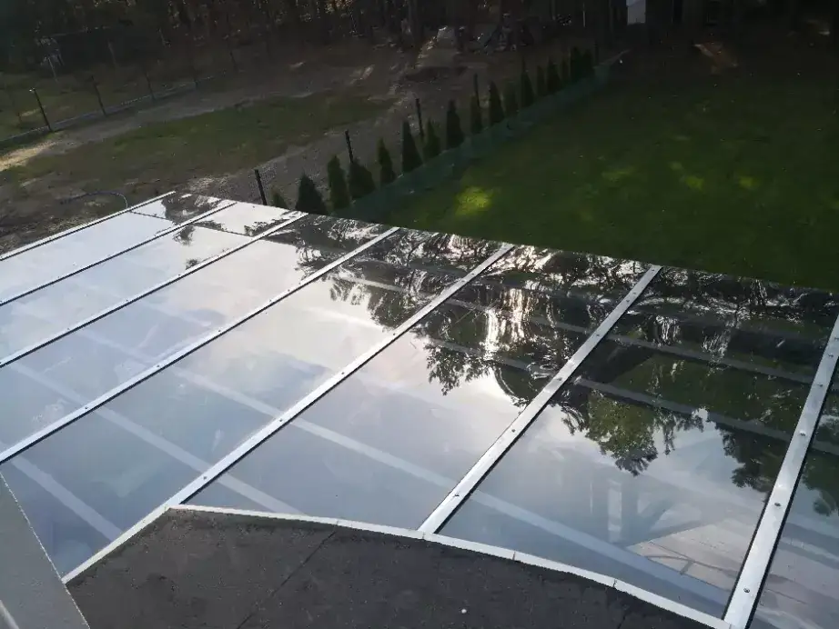 Czy poliwęglan chroni przed słońcem? Odkryj jego skuteczność w UV