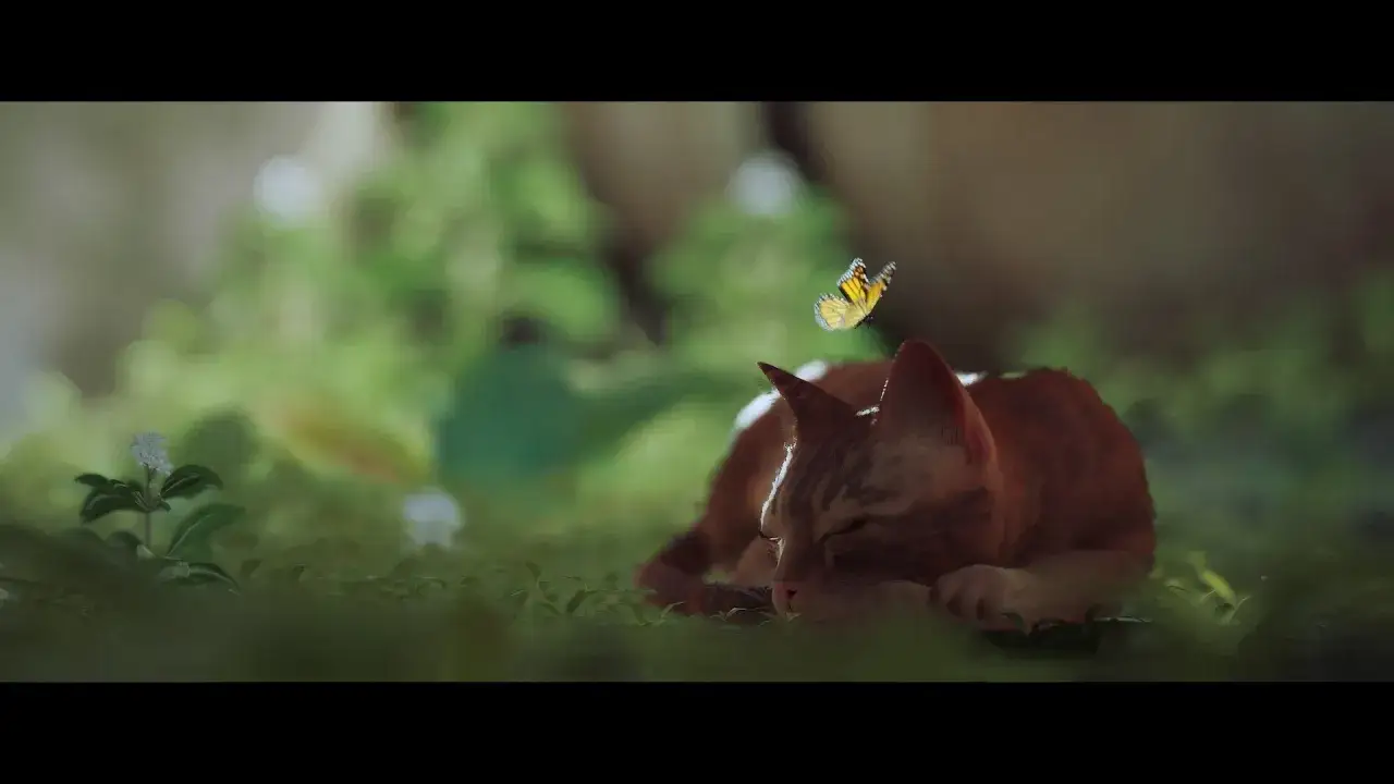 Pomarańczowy kot śpi w trawie, a nad nim lata motyl. Scena z gry o kocie.