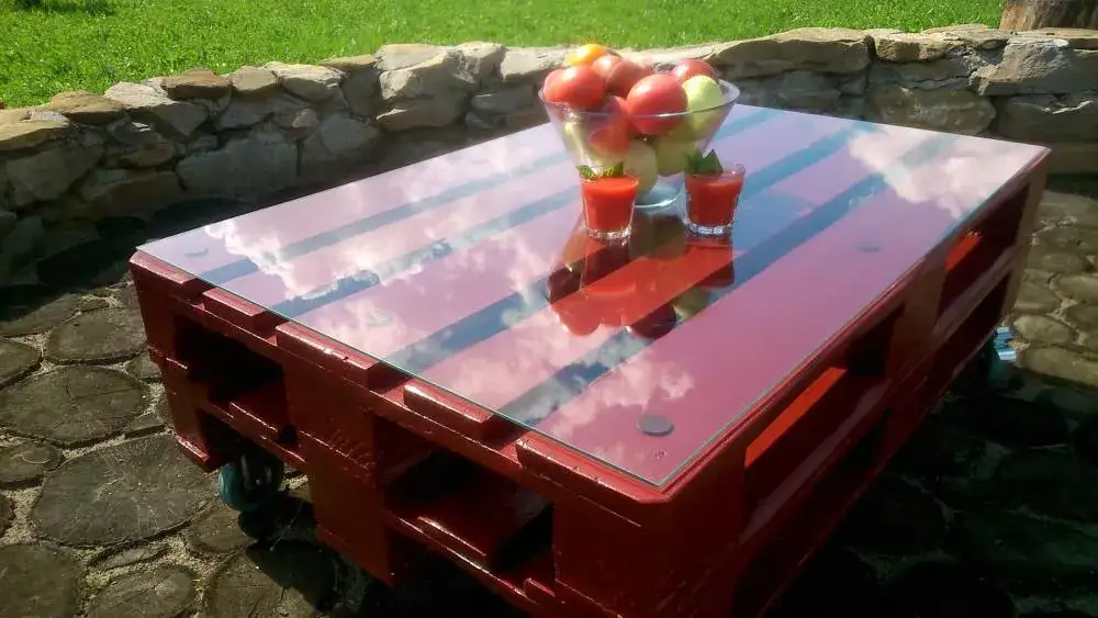 Czym malować meble z palet? Farby do wnętrz i ogrodu!