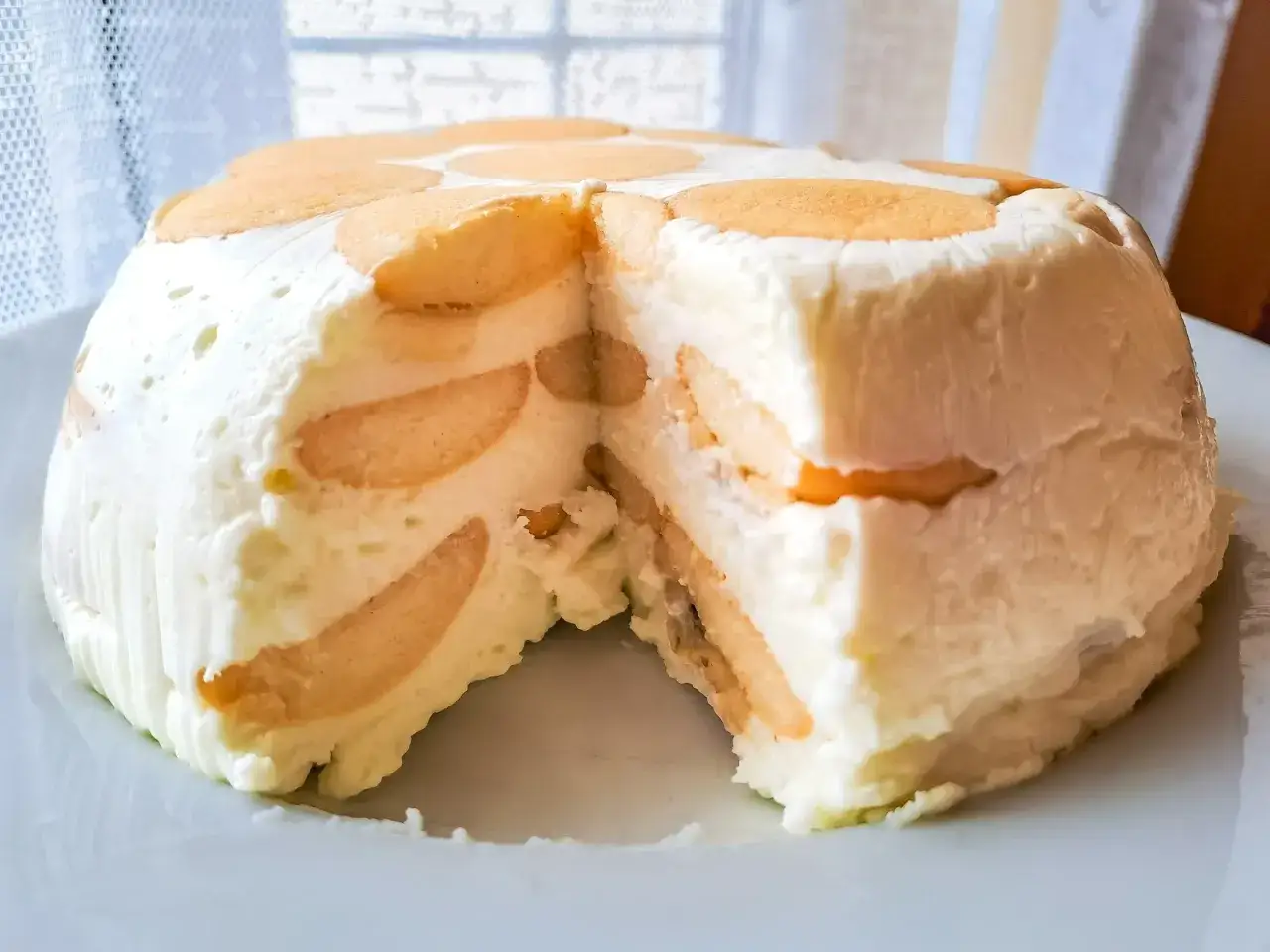 Pyszny deser z sera z wiaderka i biszkoptów, idealny, gdy szukasz czegoś innego niż sernik.