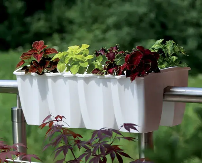 Jak zamontować doniczkę na balustradzie bez ryzyka przewrócenia