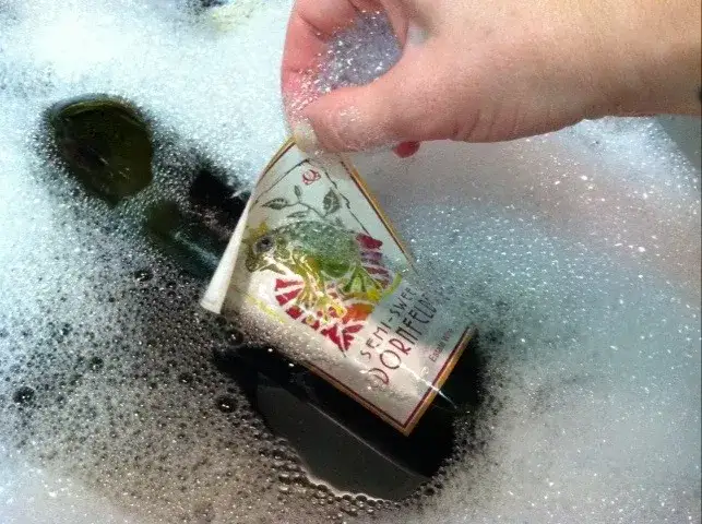 Sprytne sposoby usuwania etykiet z butelek po winie bez wysiłku i zniszczeń