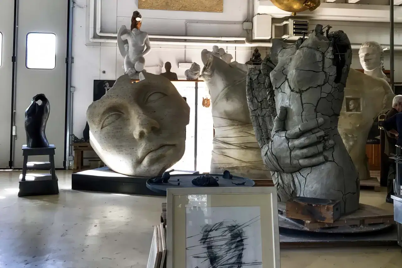 Igor Mitoraj w Pietrasanta: Jego niezwykłe życie i sztuka w miasteczku