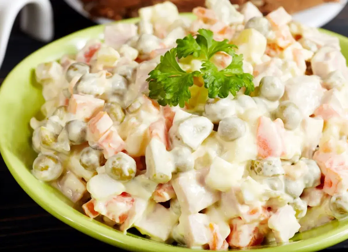 Ile waży sałatka jarzynowa? Oto waga i kalorie, które musisz znać