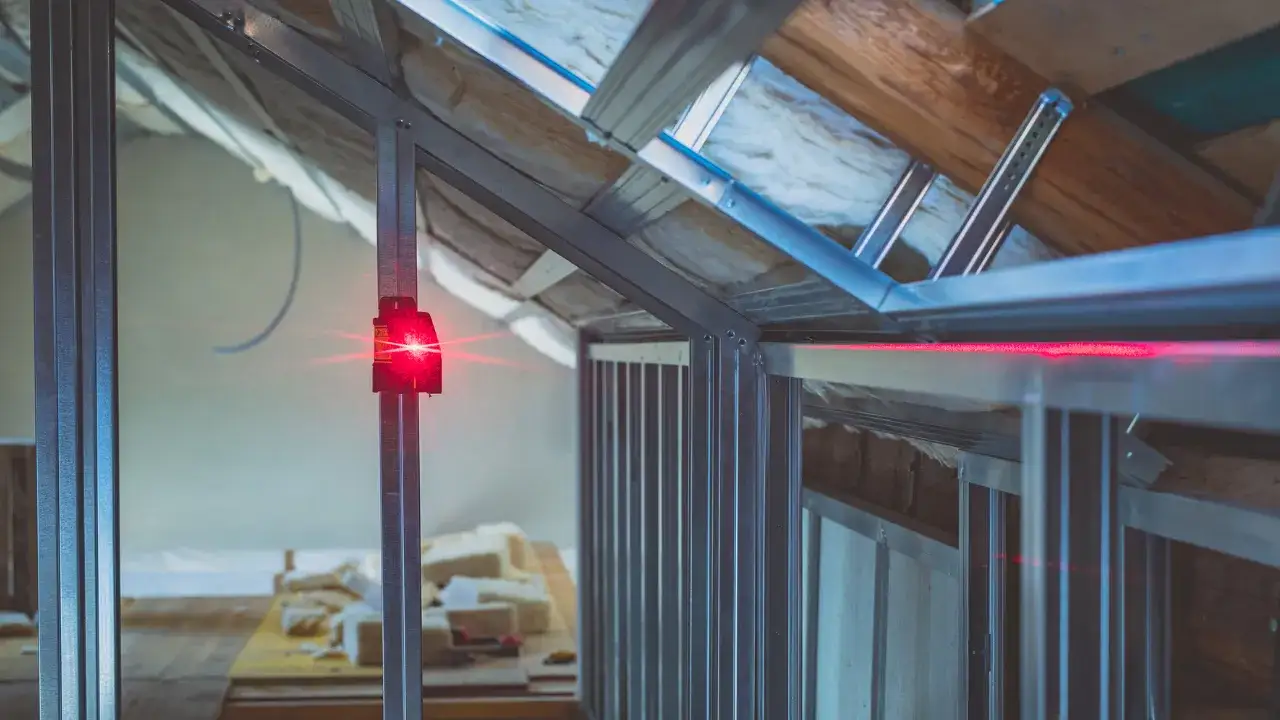 Jaką poziomicę laserową wybrać do sufitów podwieszanych dla precyzji?