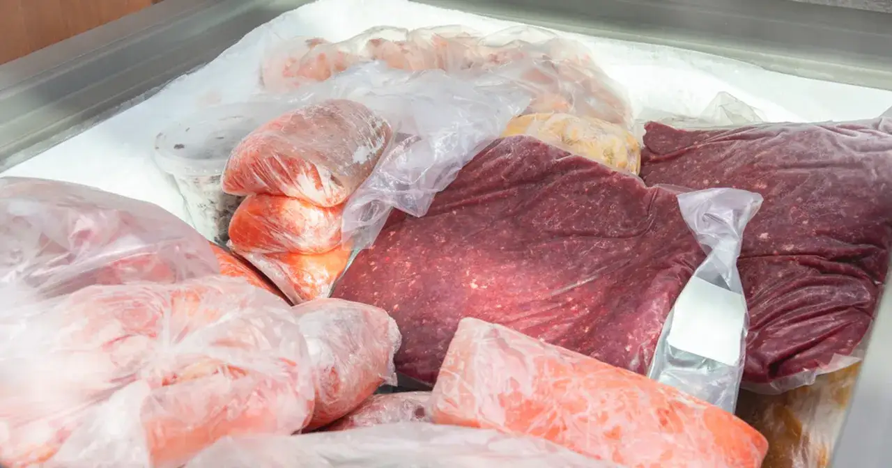 Mrożenie mięsa w ostatni dzień ważności? Ekspert radzi, jak bezpiecznie