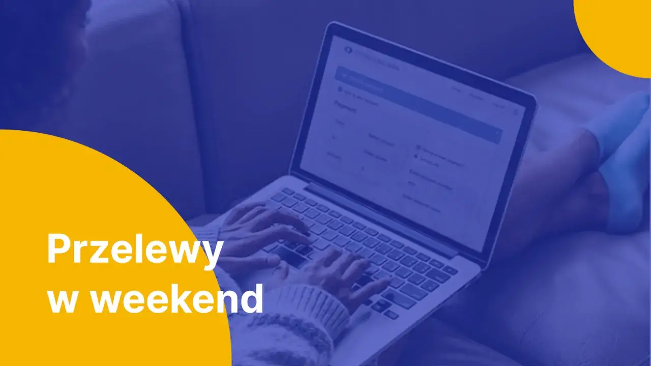 Kobieta robi przelewy w weekend przez laptopa.