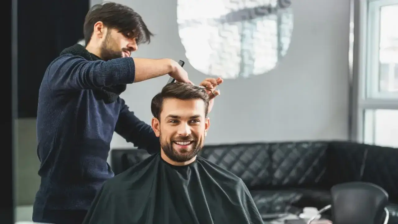 Ile zarabia fryzjer? Zaskakujące fakty o pensjach w Polsce