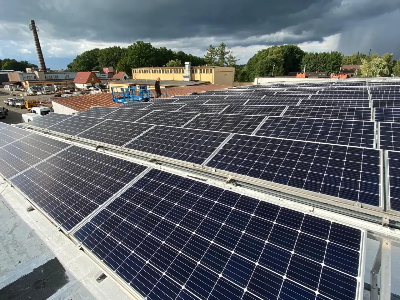 Fotowoltaika na dachu czy na ziemi - co wybrać dla optymalnej efektywności?