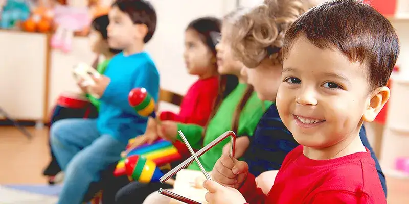 Zajęcia z rytmiki w przedszkolu: jak rozwijać muzykalność dzieci