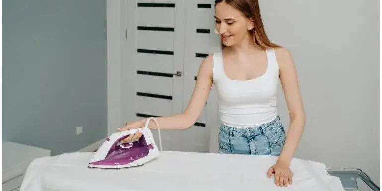 Jak wykrochmalić koszulę, aby wyglądała jak nowa i trwała dłużej