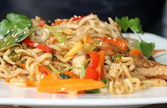 Aromatyczna wieprzowina po tajsku z mleczkiem kokosowym – prosty przepis