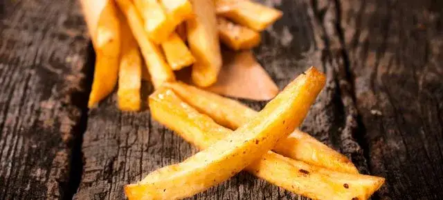 Ile kalorii mają frytki z piekarnika? Sprawdź, co wpływa na kaloryczność