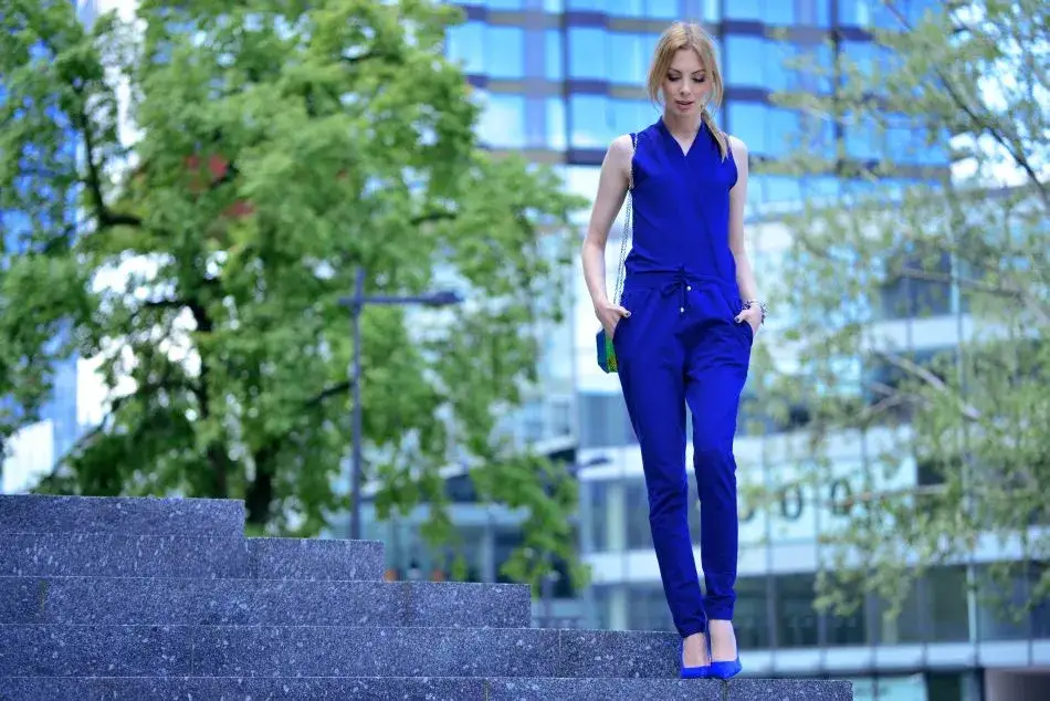 Chabrowy kombinezon: Jakie buty? Stylistka radzi na każdą okazję