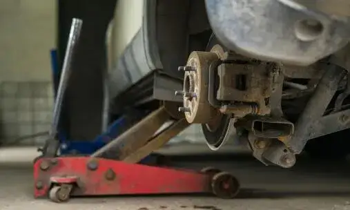 Jaki lewarek do samochodu wybrać, aby uniknąć niebezpieczeństwa?