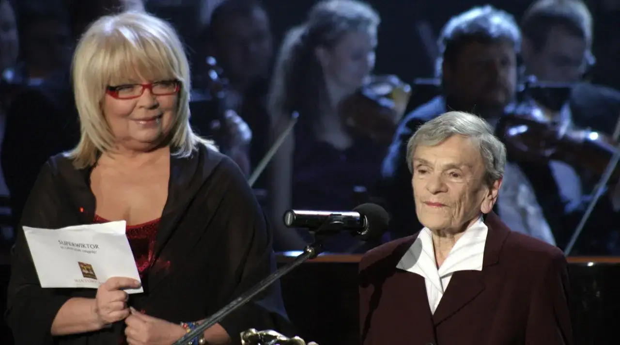 Krystyna Feldman z córką na scenie. W tle orkiestra.