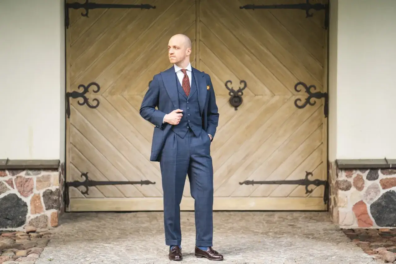 Garnitur ślubny: Jak wybrać idealny strój na wesele?