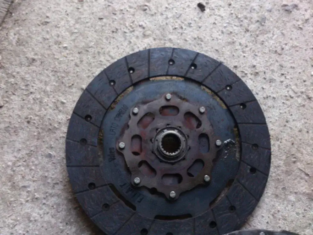 Fatalne skutki odwrotnie założonej tarczy sprzęgła. Uniknij kosztownej naprawy!