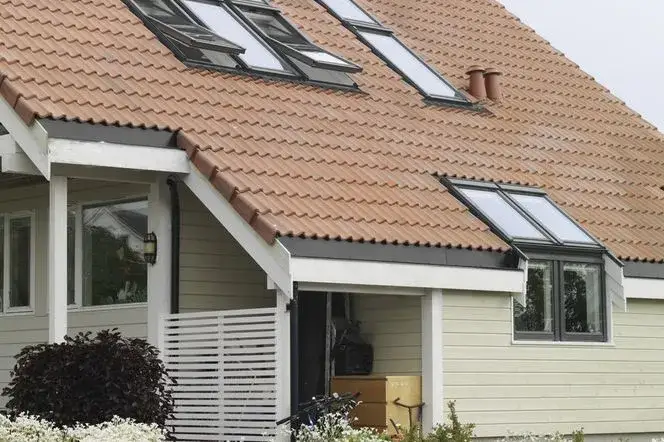 Czy okna kolankowe są warte swojej ceny? Zalety, wady i opinie ekspertów