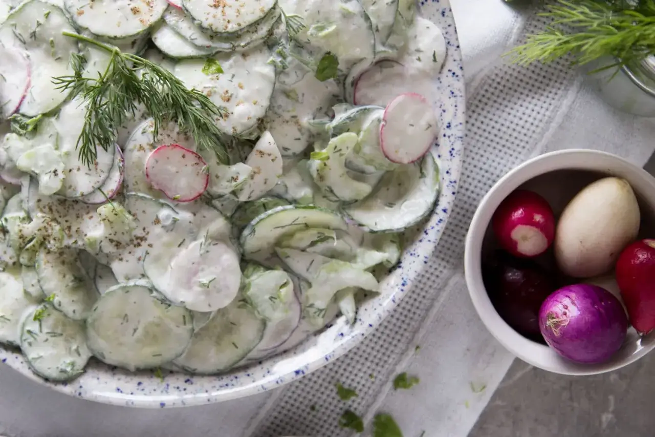 Salade de concombre à la crème : ma recette fraîcheur anti-flotte !