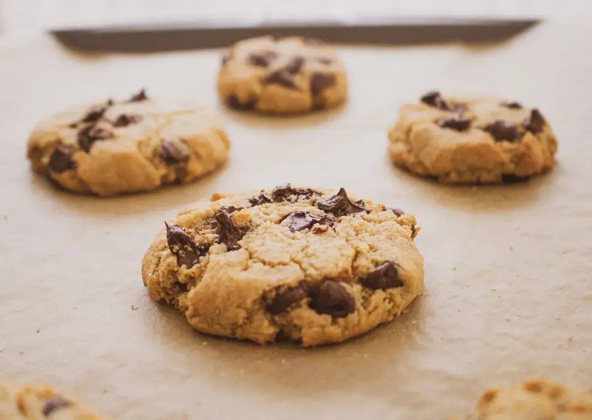 Jak zrobić idealne ciastka z czekoladą? Sprawdzony przepis!