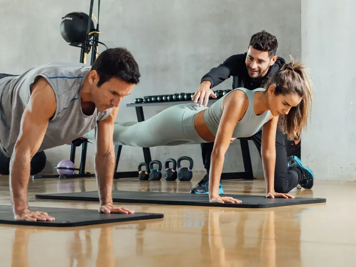 Trening funkcjonalny co to: poznaj korzyści i zastosowania w życiu