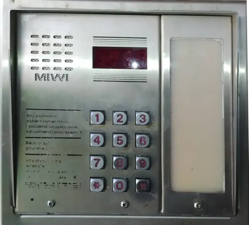 Nie ma uniwersalnego kodu do domofonu – poznaj prawdę o dostępie
