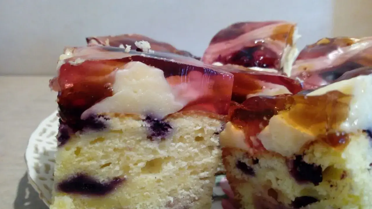 Prosty przepis na ciasto legumina – tradycyjny deser z owocami i budyniem