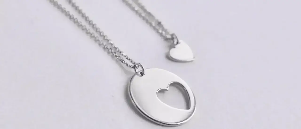 Jak wyczyścić srebrny naszyjnik skutecznie i bezpiecznie dla biżuterii