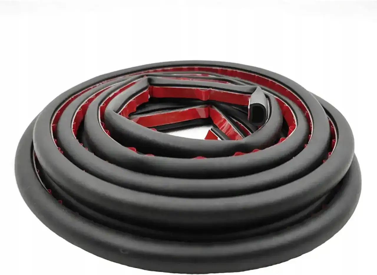 Zwinięta uszczelka do drzwi balkonowych z czerwoną taśmą klejącą.